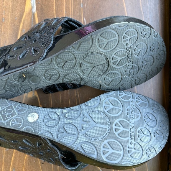 Donald Pliner Gustav Black Patent Leather Wedge Sandals Thong 6 heel cutout - Picture 9 of 9